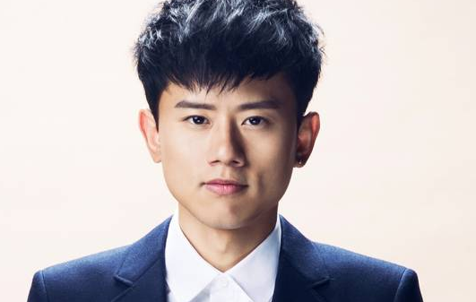 张杰发微博称带手机做核磁共振,被网友批说谎,他是没文化还是做广告?