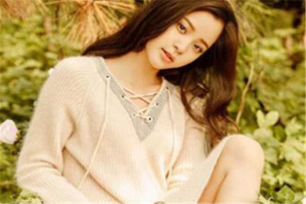 男子拉欧阳娜娜头发被带走，你如何看待此男子的做法？