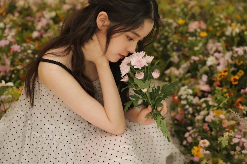 欧阳娜娜和陈飞宇被扒同框吉他，项链，衣服，他俩真的没在一起吗？