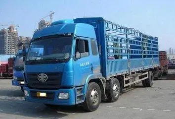 大货车上牌难,花钱找中介却能一路顺畅,自己上牌究竟难在哪儿呢?