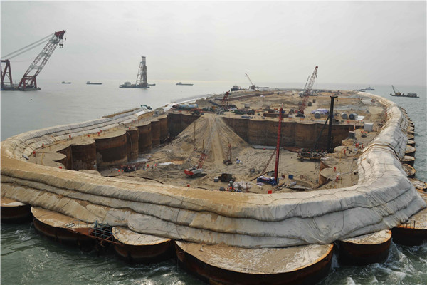 港珠澳大桥的人工岛是怎么修建的?