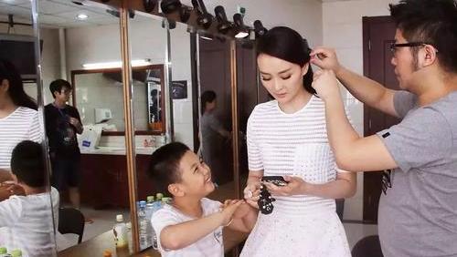 王艳23岁嫁入豪门,婚后屡遭继子及亲儿子打骂,她近况如何?