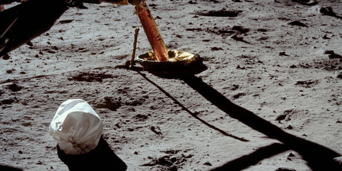 嫦娥五号雷霆返回之际,美国人留在月球的国旗,变成白旗了?