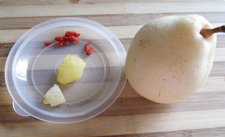 冰糖炖雪梨要加水吗