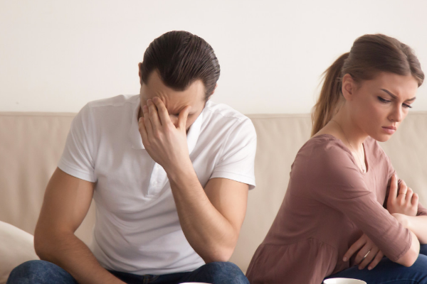 女朋友出轨了 可以打她吗?