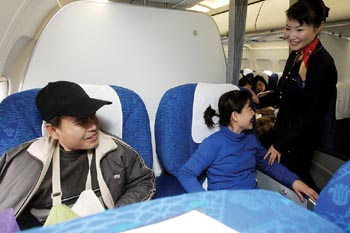 头等舱男子辱骂空姐手脏还威胁乘客,这名乘客敢如此嚣张他到底是什么人物?