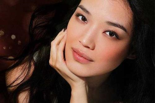 昆凌晒素颜照引轰动,满脸雀斑却自信可爱,还有哪些女星敢晒素颜?