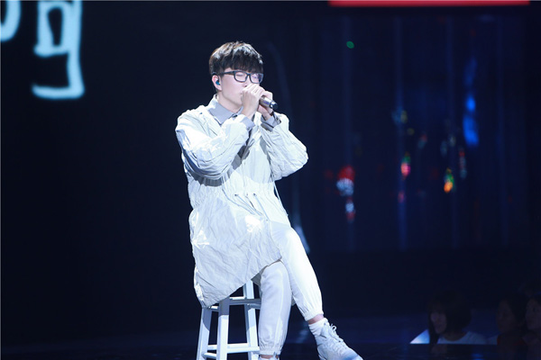 王竟力明明是男生,他为什么要穿女装呢?