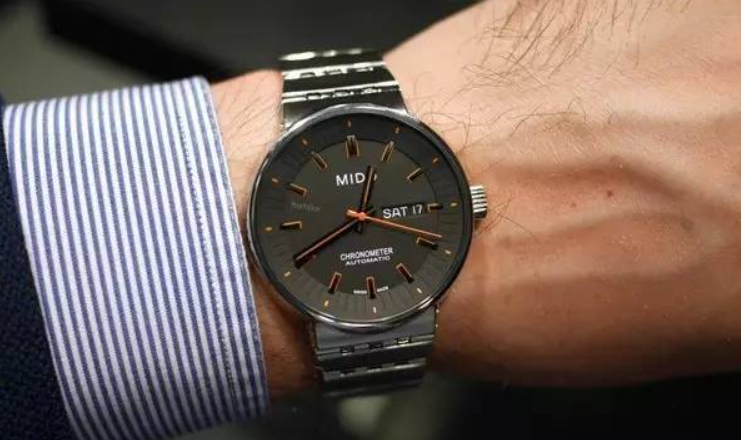 上海乘客70万满钻手表意外掉落地铁轨道，遇到这种事应该怎么做？