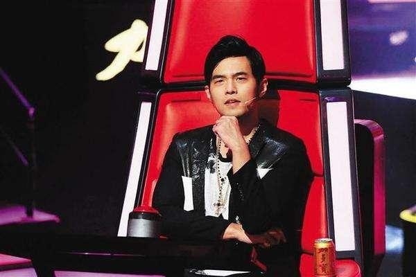 周杰伦遇摊贩放自己新歌很开心,其他明星遇到这种事件是什么反应?