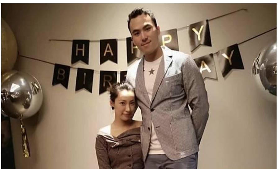 何猷启是首次公开女友照片吗？