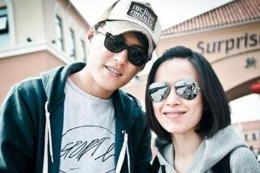 靳东的两任妻子都是谁?