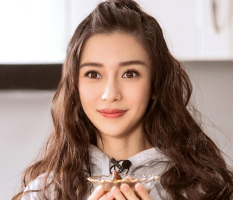 Angelababy发布个人单曲,你觉得她的唱歌水平如何?