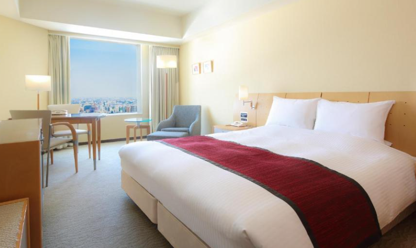 酒店回应女子房间遭陌生男刷卡,已交由公安处理,到底是谁给了男子房卡?