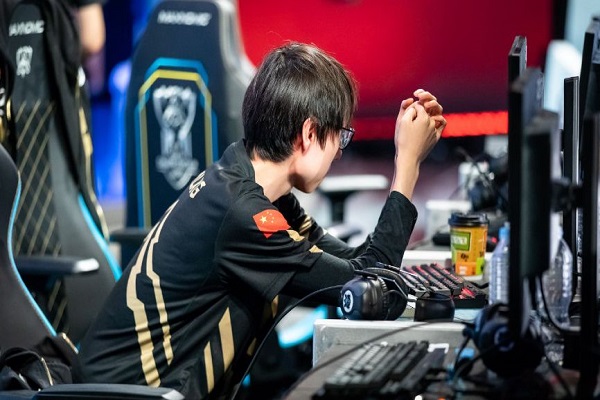 人气主播mlxg宣布停播,作为前职业选手的实力主播为何被大家声讨?