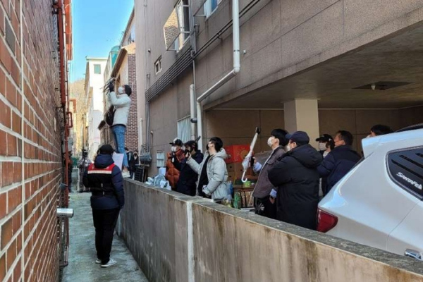 “素媛案”罪犯抵住处引抗议，他的存在对房东有何影响？