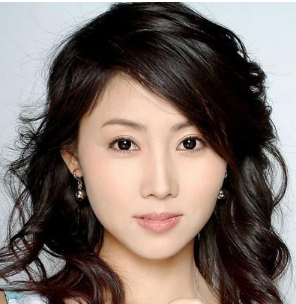 她是靳东同学,因《丑女无敌》成名,如今44岁的李芯逸怎么样了?