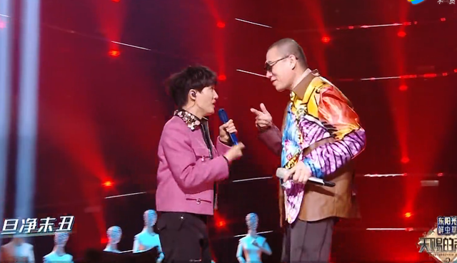 周深、梁龙颠覆合唱《算你狠》，舞台中呈现了哪些元素风格？