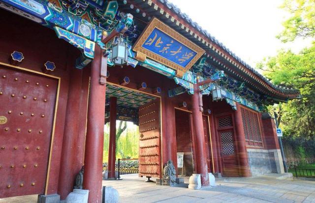 四川女孩放弃港大64万奖学金,选择读北大冷门专业,父母对此是否理解?