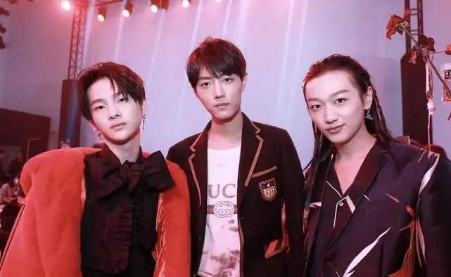 王竟力明明是男生,他为什么要穿女装呢?