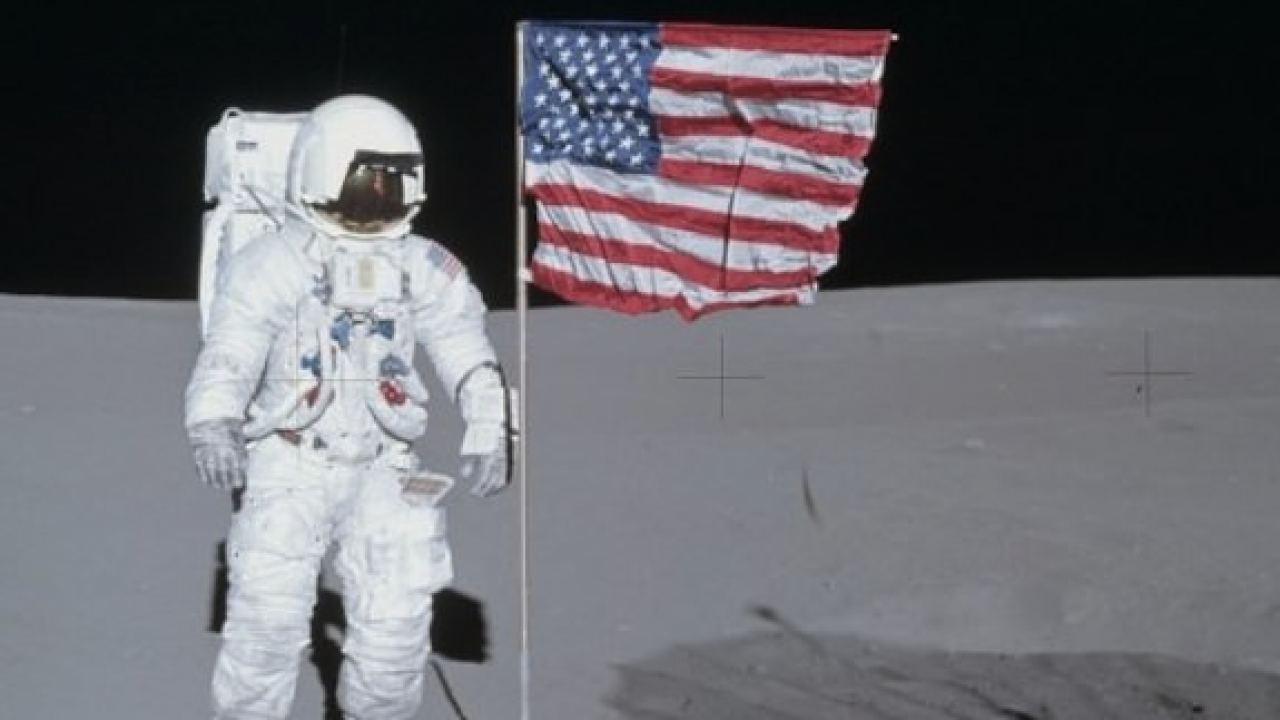 嫦娥五号雷霆返回之际,美国人留在月球的国旗,变成白旗了?