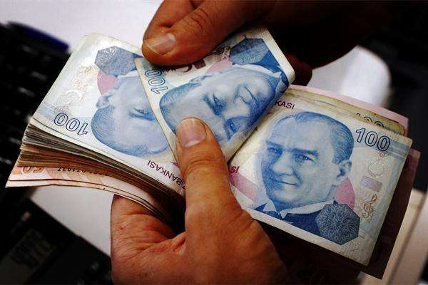 外媒报道,俄一墓地挖出5千万卢布巨款,到底是什么人埋到这里的?