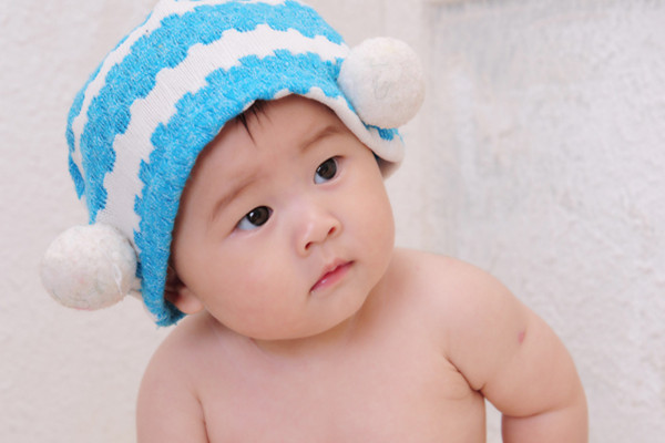 月嫂拍打抛扔婴儿是否构成犯罪行为?