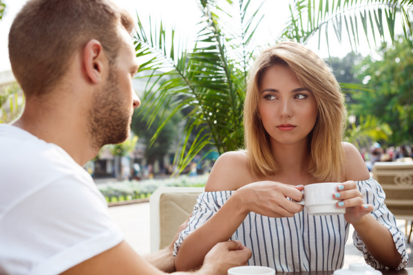 女朋友出轨了 可以打她吗?