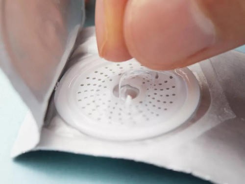 隐形眼镜是月抛的好,还是年抛的好?哪种对眼睛好一些?