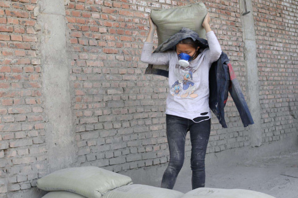 卖惨走红的“水泥妹”,如今现状如何?