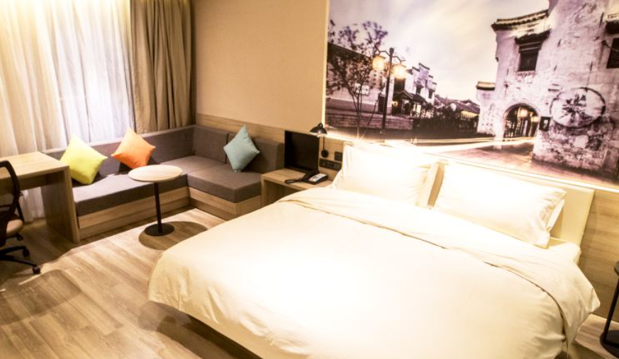 酒店回应女子房间遭陌生男刷卡,已交由公安处理,到底是谁给了男子房卡?