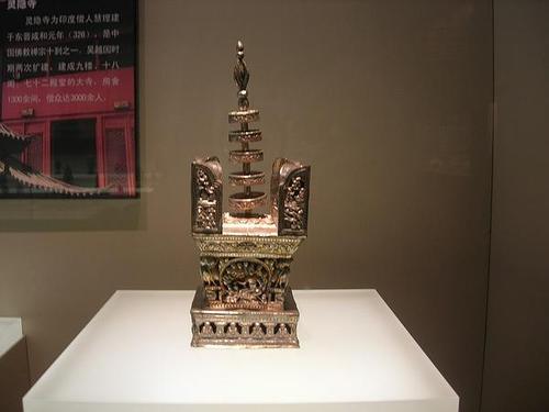 2001年雷峰塔地宫出土了什么文物,轰动了全世界?