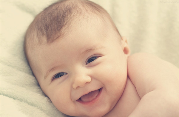 月嫂拍打抛扔婴儿是否构成犯罪行为?