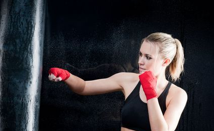 业余练习拳击,打沙袋要注意什么?