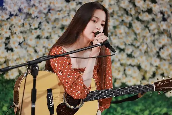 刘昊然现身欧阳娜娜艺术展,他们二人的关系如何?