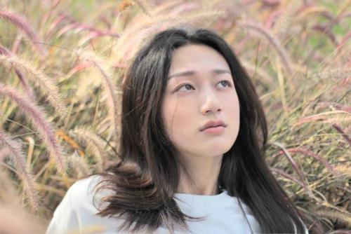 王竟力明明是男生,他为什么要穿女装呢?