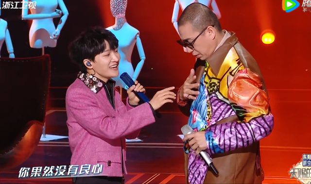 周深、梁龙颠覆合唱《算你狠》，舞台中呈现了哪些元素风格？
