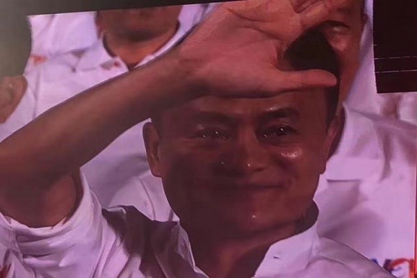 马云唱《怒放的生命》,是真的唱功进步,还是请了百万修音师?