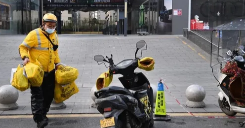 令人愤怒!女子电梯内遭外卖员掐脖子撞头,现在的人戾气为何如此之重?