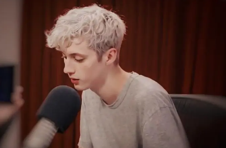 戳爷确诊感染新冠,已经打完三针疫苗,目前他的身体情况严重吗?