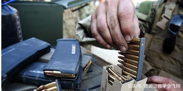 战场上,士兵如何给弹匣快速装填子弹?
