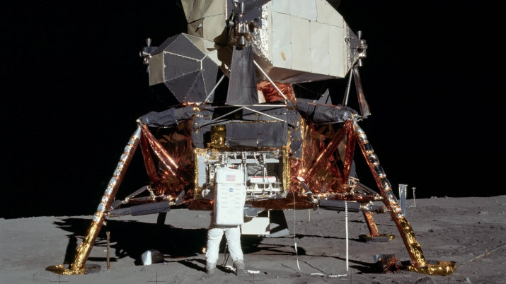 嫦娥五号雷霆返回之际,美国人留在月球的国旗,变成白旗了?