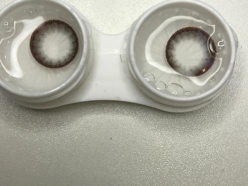 隐形眼镜是月抛的好,还是年抛的好?哪种对眼睛好一些?