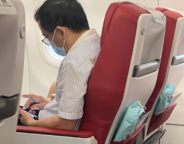 头等舱男子辱骂空姐手脏还威胁乘客,这名乘客敢如此嚣张他到底是什么人物?