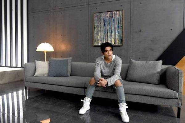 周杰伦遇摊贩放自己新歌很开心,其他明星遇到这种事件是什么反应?