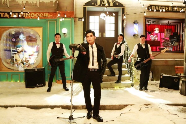 周杰伦遇摊贩放自己新歌很开心,其他明星遇到这种事件是什么反应?