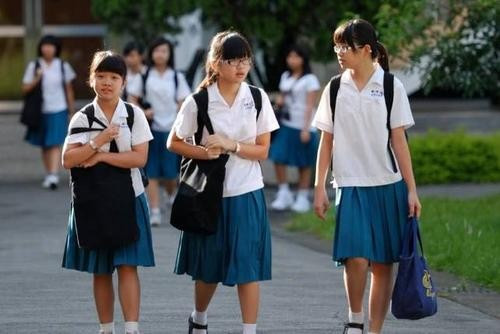 现在国家对小学生校服收费有标准吗?