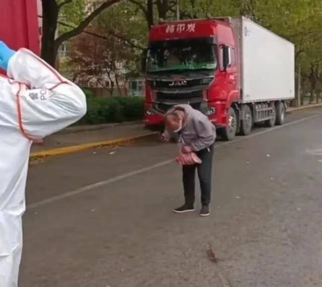 货车司机被困上海12天,靠吃土豆等着回家的日子,他们为何回不去?