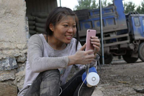 卖惨走红的“水泥妹”,如今现状如何?