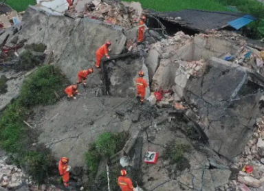 四川地震瞬间女幼师冲回屋救人,这名幼师身上有着怎样值得我们敬佩的精神?